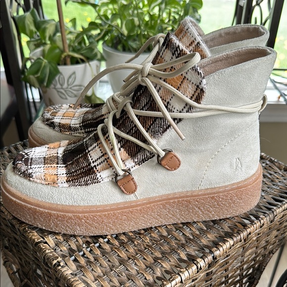 Hush Puppies Shoes - Hush Puppies Chukka Plaid Combat Boots - Cream and‎ Brown women’s size 7.5
